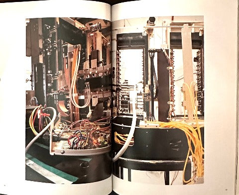 ウッディ・ヴァズルカ ザ・ブラザーフッド インタラクティヴ・メディアによる6つのインスタレーション